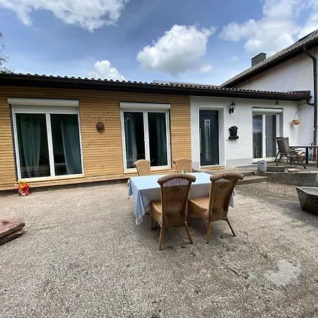 Nyaraló Schoenes Und Gemuetliches Haus In Mitten Der *