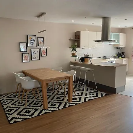 Nyaraló Schoenes Und Gemuetliches Haus In Mitten Der *